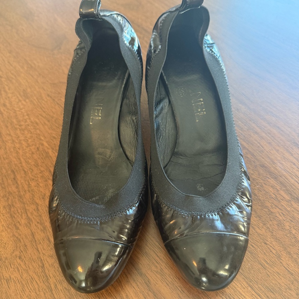CHANEL CC Black Patent Ballet Pumps | Size 7.5 - Picture 3 of 7